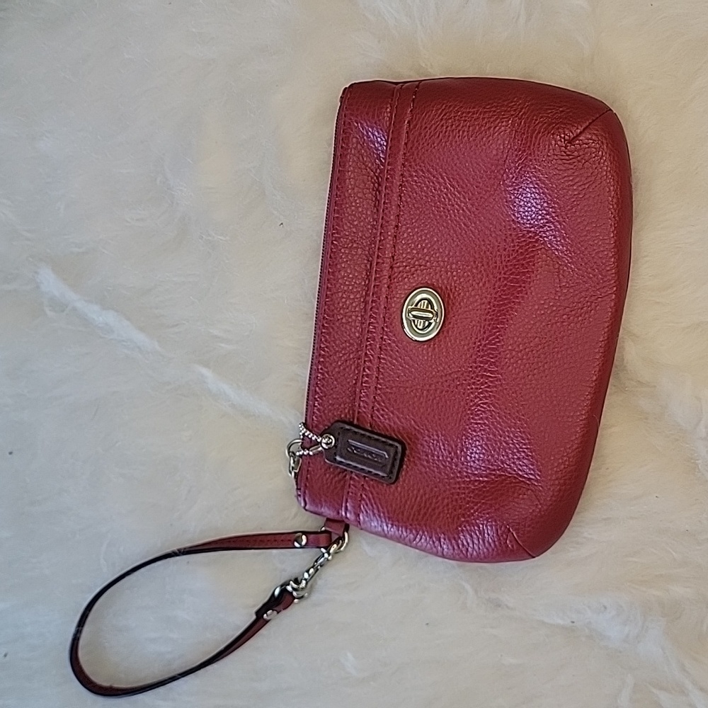 COACH Red Pebbled Leather Small Zippered Turn Lock‎ Preppy Wristlet Wallet Bag